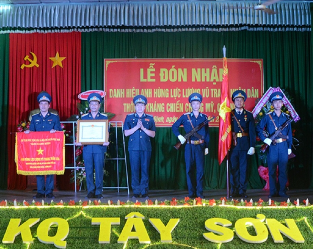 Thừa ủy quyền Chủ tịch nước, Thiếu tướng Lâm Quang Đại, Chính ủy Quân chủng trao danh hiệu Anh hùng Lực lượng vũ trang nhân dân cho Trung đoàn 925 (năm 2018). Ảnh Hữu Lệ.
