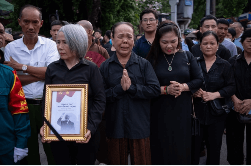 cap-nhat-gan-10h-dem-hang-dai-nguoi-dan-van-xep-hang-cho-vieng-tong-bi-thu-nguyen-phu-trong-anh4-1721920386.png