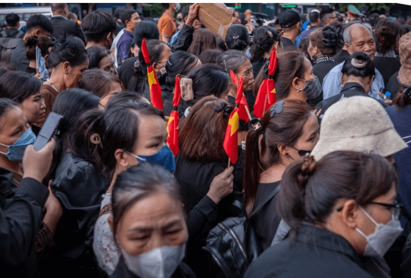 cap-nhat-gan-10h-dem-hang-dai-nguoi-dan-van-xep-hang-cho-vieng-tong-bi-thu-nguyen-phu-trong-anh5-1721920432.png