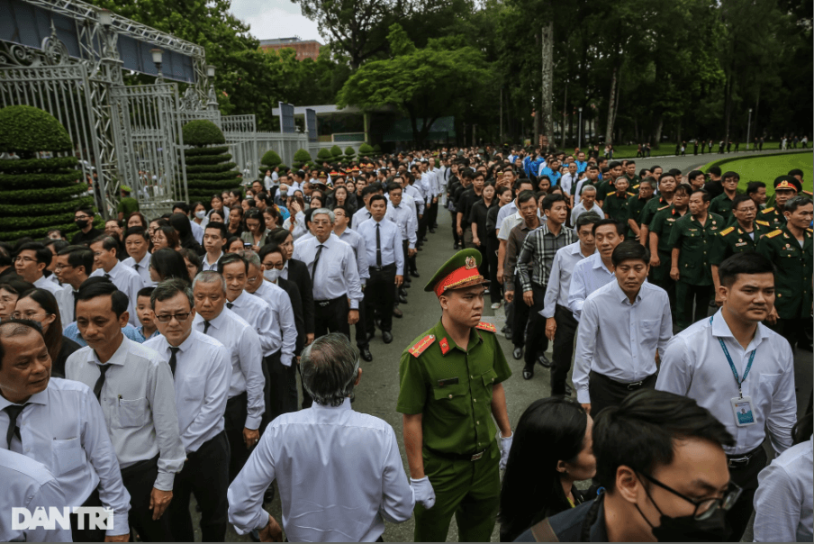 hang-nghin-nguoi-vieng-tong-bi-thu-nguyen-phu-trong-o-hoi-truong-thong-nhat-anh4-1721906860.PNG