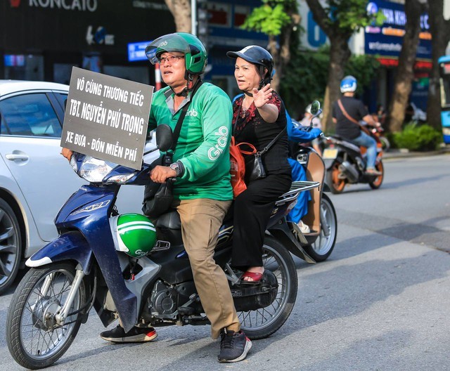 tai-xe-xe-om-o-ha-noi-cho-nguoi-dan-mien-phi-toi-noi-vieng-tong-bi-thu-nguyen-phu-trong-nhieu-nguoi-o-tinh-xa-khong-biet-duong-2-1721912790.jpg