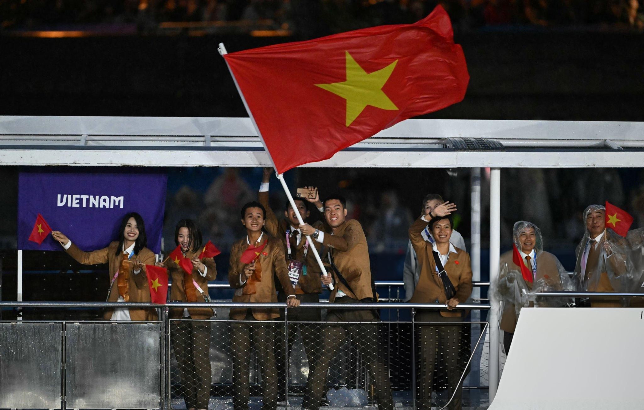 tu-hao-la-co-do-sao-vang-viet-nam-tung-bay-tai-dau-truong-olympic-paris-2024-ky-vong-giai-con-khat-huy-chuong-anh1-1722044647.jpg