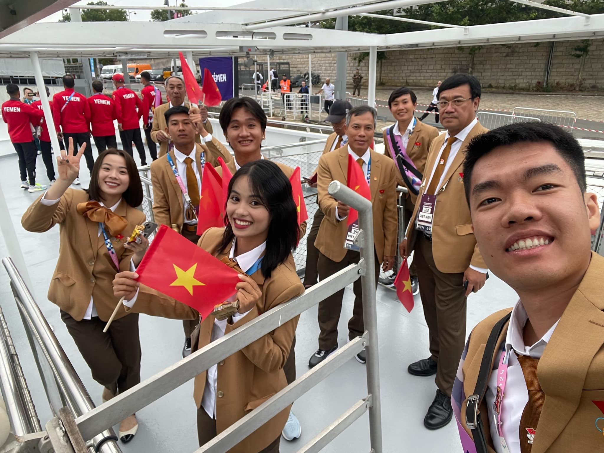 tu-hao-la-co-do-sao-vang-viet-nam-tung-bay-tai-dau-truong-olympic-paris-2024-ky-vong-giai-con-khat-huy-chuong-anh2-1722044647.jpg