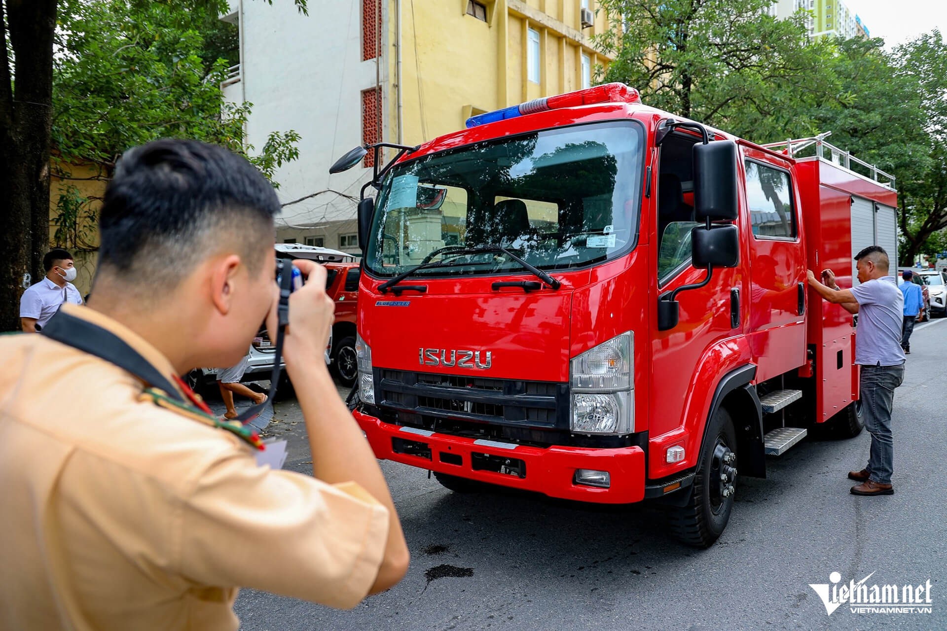 tu-hom-nay-nguoi-dan-co-the-lam-thu-tuc-dang-ky-bam-bien-so-xe-o-nha-4-1722475723.jpg