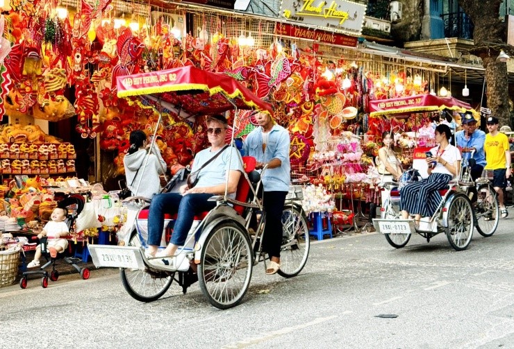 nguoi-ha-noi-len-do-di-choi-trung-thu-som-tren-pho-hang-ma-1-1722935927.jpg