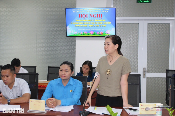 cha-me-nhung-dua-tre-o-mai-am-hoa-hong-la-ai-2-1725851985.PNG