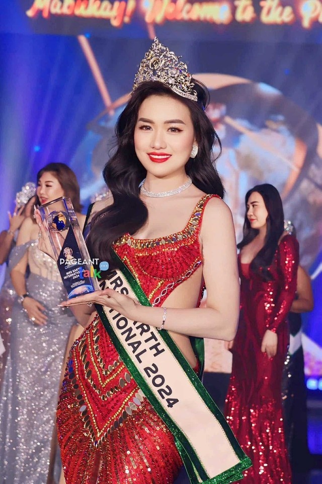 viet-nam-co-them-vuong-mien-hoa-hau-quoc-te-vu-thi-hoa-dang-quang-mrs-earth-international-2024-1733802453.jpg