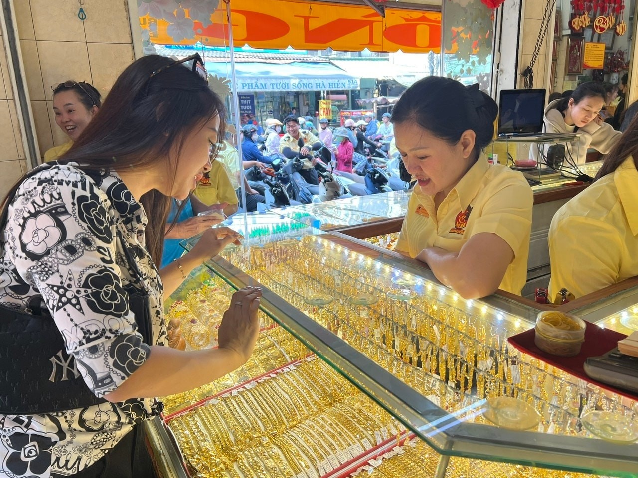 gia-vang-hom-nay-832025-quay-dau-tang-manh-lap-ky-luc-moi-1741400991.jpg