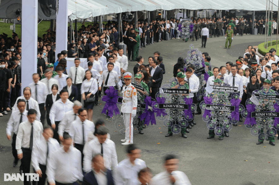 hang-nghin-nguoi-vieng-tong-bi-thu-nguyen-phu-trong-o-hoi-truong-thong-nhat-anh15-1721907151.PNG