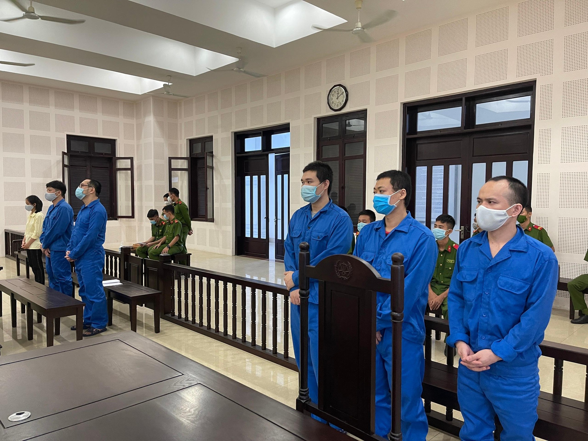 thuê cô gái trẻ đóng phim sex