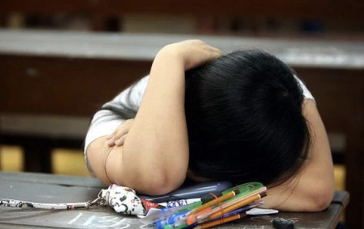 clip nam sinh nhảy lầu