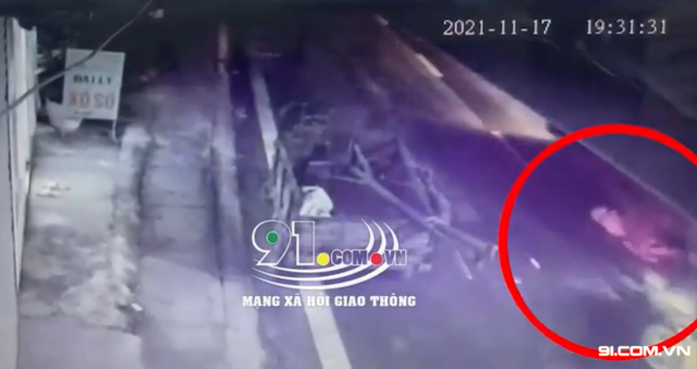 Nam Định: Né xe 3 bánh đỗ ngược chiều, cô gái trẻ ngã ra đường bị xe tải cán tử vong tại chỗ