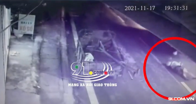 Nam Định: Né xe 3 bánh đỗ ngược chiều, cô gái trẻ ngã ra đường bị xe tải cán tử vong tại chỗ