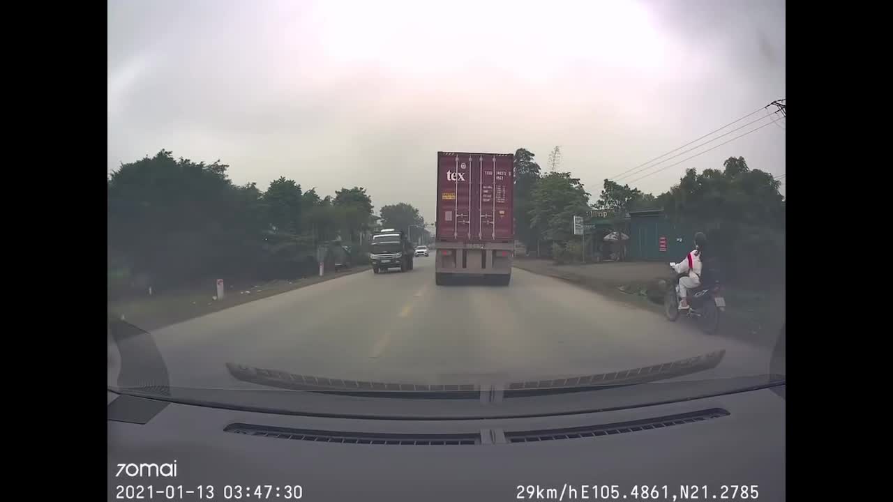 gap-xe-dien-lan-lan-vuot-au-o-to-con-rung-banh-sau-khi-lao-vao-container-1740105760.mp4
