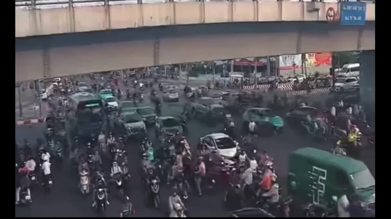 loi-khai-cua-nu-tai-xe-lai-mercedes-tong-lien-hoan-10-xe-may-o-tphcm-1742351710.mp4
