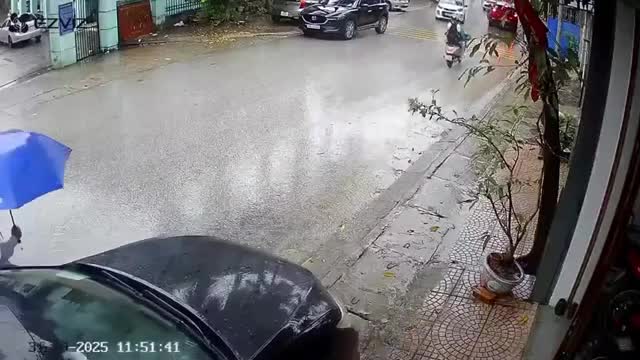 xe-dap-va-o-to-xay-ra-va-cham-dan-tinh-tranh-luan-1762227097.mp4