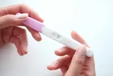 Thử thai 1 vạch nhưng có máu báo: Dấu hiệu mang thai hay cảnh báo bất thường?