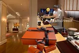 Trend "phông bạt" mới của giới trẻ: Mua ảnh ngồi hạng thương gia, đi Park Hyatt Saigon, ăn omakase, giá 10k/chiếc