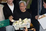 Sữa chuối Hàn Quốc trên tay CEO Nvidia sau bữa nhậu nghìn tỷ
