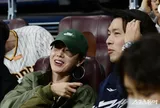 Hyun Bin - Son Ye Jin hẹn hò xem bóng chày