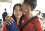 Phan Hiển ôm hôn Khánh Thi trở về từ SEA Games 32