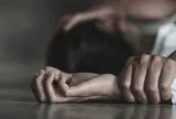 Bé gái 13 tuổi mang thai vì bị hai hàng xóm cưỡng bức