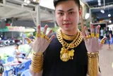 Giữa thời đỉnh điểm giá vàng, có chàng trai đeo 80 cây vàng khi bán lẩu bò khiến khách tròn mắt hâm mộ