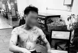 Đang ngồi uống trà, một thanh niên bị hành hung dã man