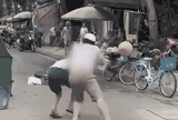 Clip người đàn ông cầm "vật cứng" vụt liên tiếp vào đầu đối phương gây xôn xao dư luận
