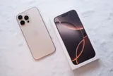 Mở hộp iPhone 16 Pro Max chính hãng màu Titan Sa Mạc hot nhất những ngày qua: Màu thực tế đẹp hơn trên ảnh!