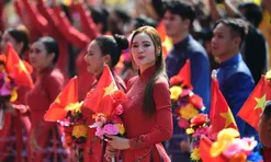 Khoảnh khắc ấn tượng của 50 nghệ sĩ Việt ở lễ diễu hành 30/4