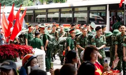 Cảnh tượng đặc biệt tại ga Hà Nội sáng 3/9: Người dân bịn rịn chia tay cán bộ, chiến sĩ miền Nam sau khi hoàn thành nhiệm vụ A80