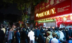 Ngày Vía Thần Tài: Khách đội mưa xếp hàng hơn 10 tiếng chờ mua vàng, xuất hiện thiết bị đặc biệt tại cửa hàng Trần Nhân Tông