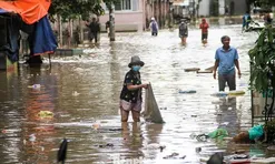 Mưa lũ làm 85 người chết & mất tích, người dân cần thuốc men, hoá chất