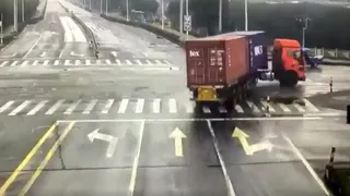 Video: Người đàn ông nhanh trí nhảy khỏi xe ba gác, thoát nạn 'lưỡi hái tử thần'