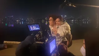 Hậu trường 'Thương ngày nắng về': Duy 'chật vật' cõng sếp Trang đi dạo