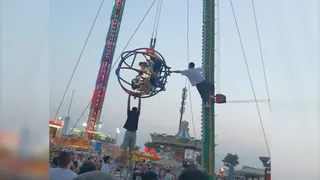 Đứt dây cáp, du khách bị treo lơ lửng giữa không trung