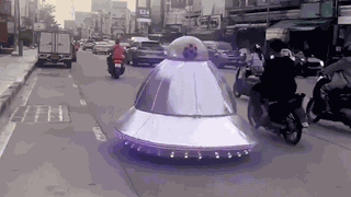 'UFO' lăn bánh trên phố Thái Lan, người đi đường kinh ngạc