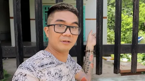 Clip: Ca sĩ Khánh Đơn bất ngờ xuất hiện tại căn nhà vụ xác chết trong thùng bê tông
