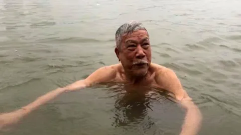 Cụ ông ngày nào cũng bơi 10km trên sông Hồng khiến thanh niên ngả mũ bái phục