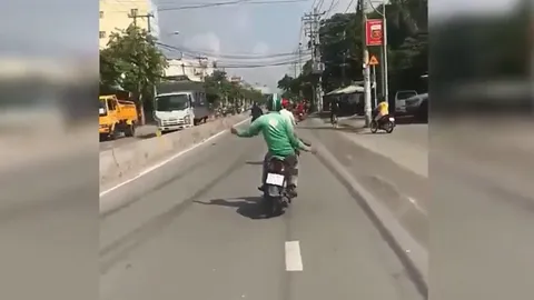 Clip: Thót tim khi tài xế grab buông 2 tay đánh võng giữa phố đông người