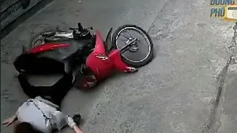 Clip: Mới sáng sớm đã uống rượu, thanh niên say xỉn ngã sấp mặt xuống đường