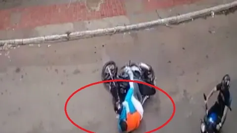 Clip: Thanh niên dũng cảm tóm gọn tên cướp có súng bằng cú bay người như phim hành động