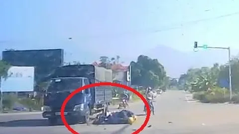 Clip: Thanh niên vượt đèn đỏ với tốc độ bàn thờ rồi đâm vào xe tải