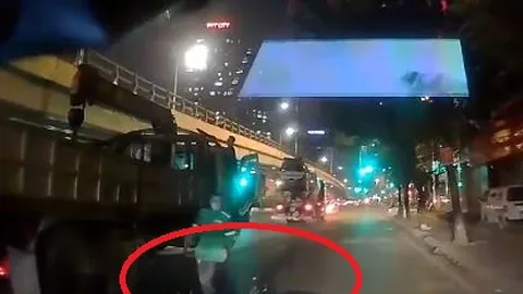 Clip: Xe tải chở hàng cồng kềnh gây tai nạn, tài xế và phụ xe bỏ trốn khỏi hiện trường