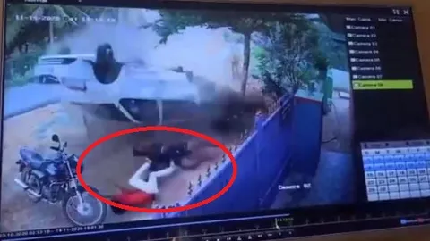 Clip: Tai nạn ô tô kinh hoàng khiến cả tài xế và hành khách bị văng ra khỏi xe