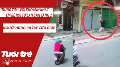 "Đứng tim" với khoảng khắc em bé rơi từ lan can tầng 2