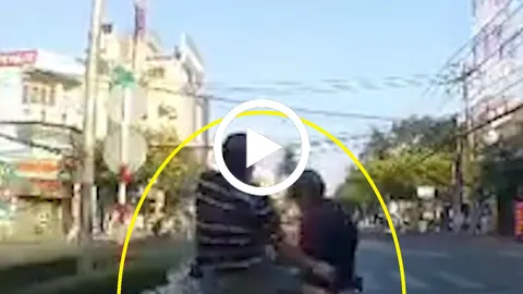 Clip: Cố tình “cà khịa” trên làn đường ôtô, thanh niên đi xe máy bị tài xế đấm đá khi dừng đèn đỏ