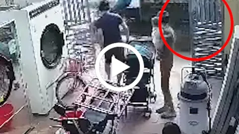 Thường Tín: Chạy băng qua đường làng, bé gái bị công nông cán tử vong trước sự chứng kiến của bố mẹ