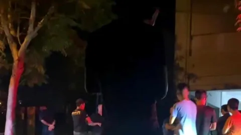 Vụ chặn xe chở thi thể: Xót xa cảnh người nhà xin được “tạo điều kiện”